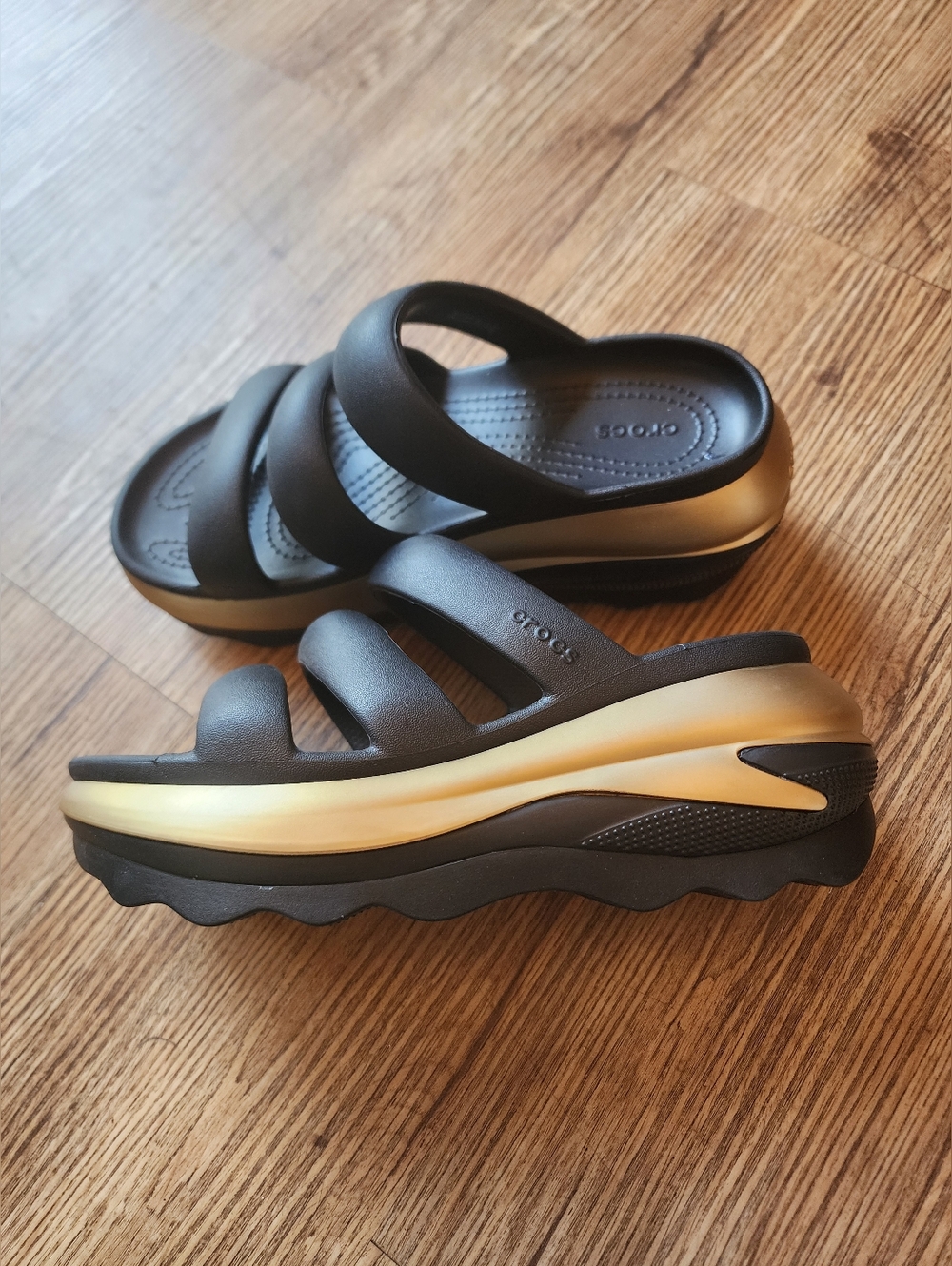 Size 8 Crocs Women’s Black and Gold Platform Slide Sandals - Picture 6 of 8